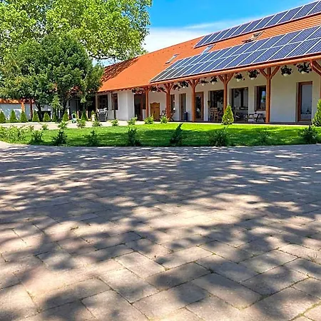Platan Panzio Bed & Breakfast 3*